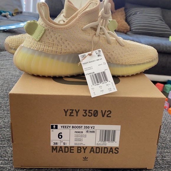 Yeezy • 350 V2 Flax - Picture 3 of 4